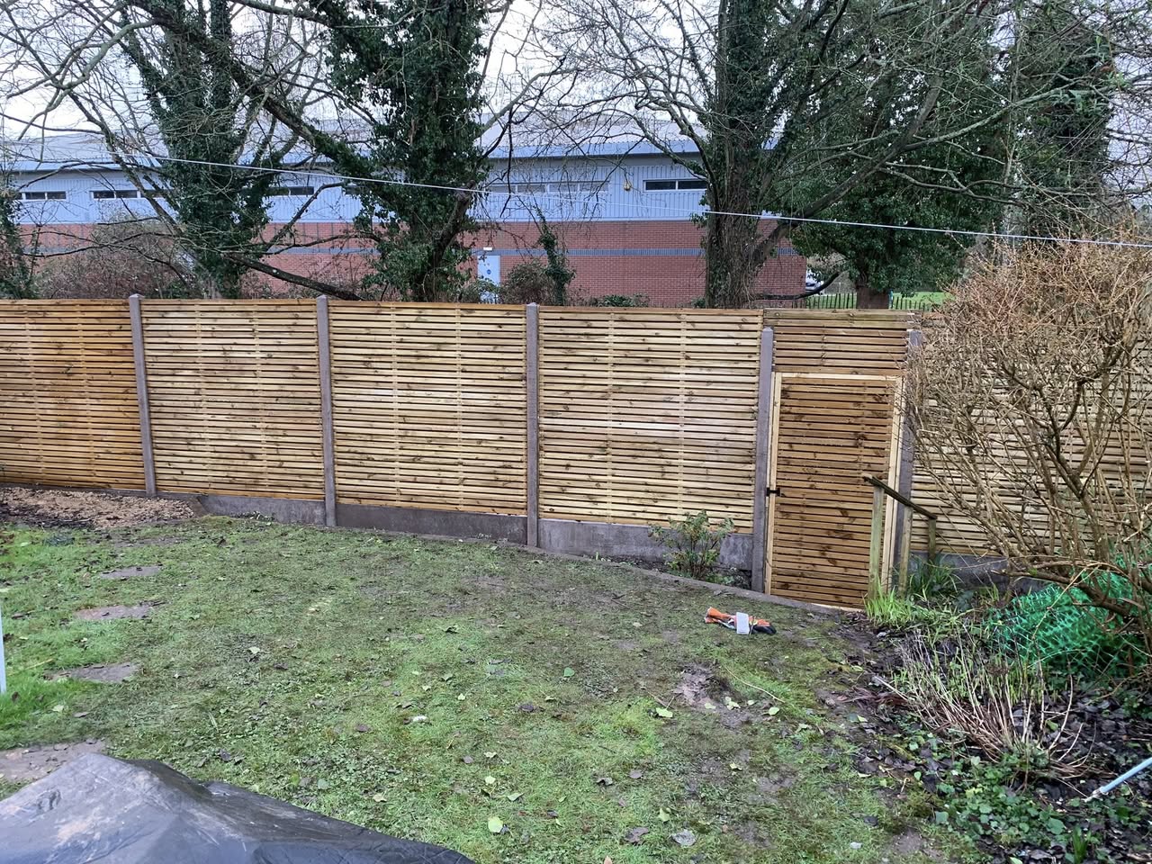 Contemporary fencing installation